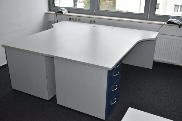 Schreibtischinsel, weiß, blau, mit festen Standcontainer