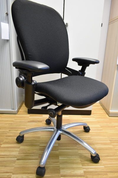 Bürodrehstuhl, Steelcase, Leap V2, schwarz, chrom - für den 24/7 Dauereinsatz